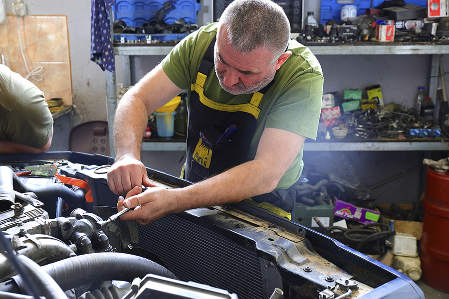 Обслужване на автомобил в автосервиз Макели